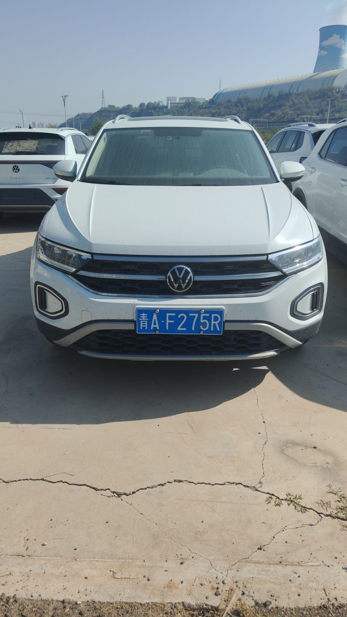 Volkswagen T-Roc 2024 car image #2