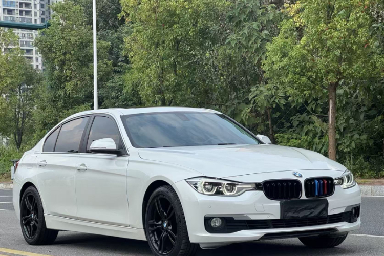 BMW 3 Series 2019 immagine di auto #4