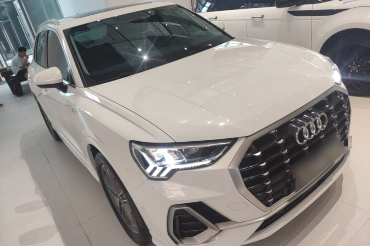 Audi Q3 2023 car image #4