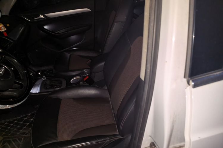Audi Q3 2017 car image #15