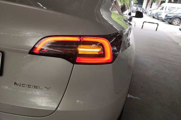 Tesla Model Y 2021 car image #8