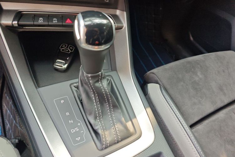Audi Q3 2020 car image #16