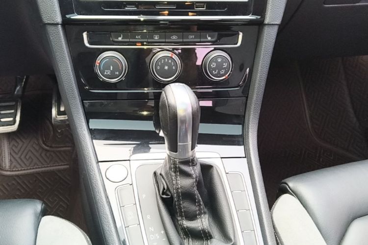 Volkswagen Golf 2018 car image #14