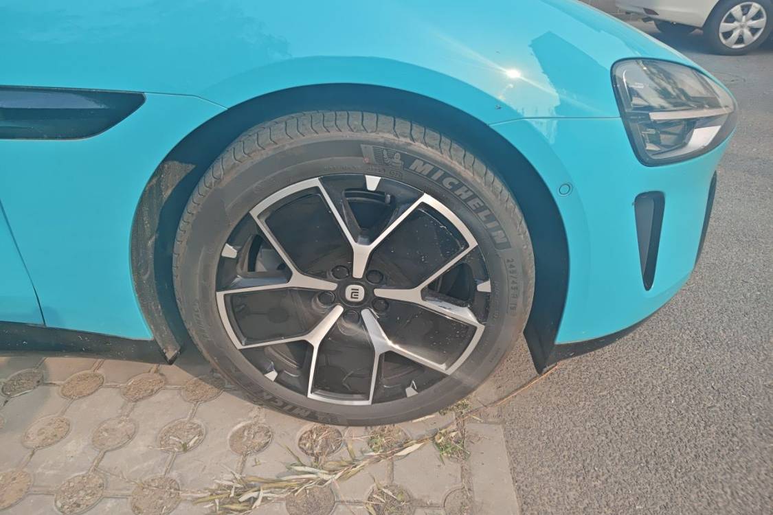 MI SU7 2024 immagine di auto #9