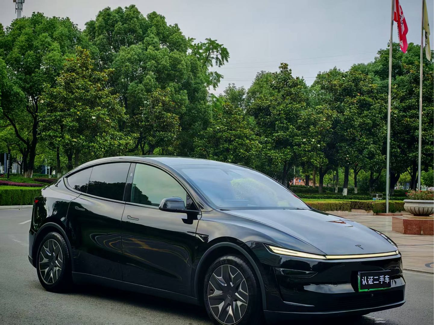 Tesla Model Y L 2025 #3 Tesla Model Y L 2025 car image #3