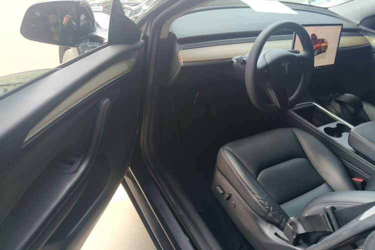 Tesla Model Y 2023 immagine di auto #16