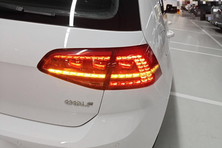 Volkswagen Golf 2017 car image #8