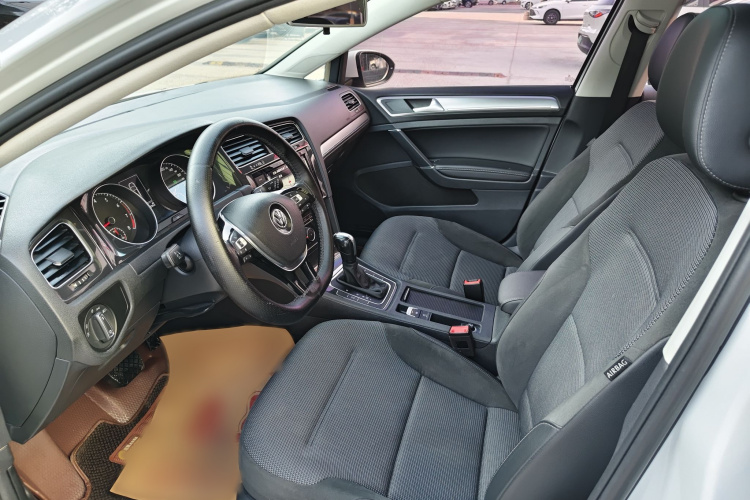 Volkswagen Golf 2019 car image #10