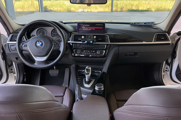 BMW 3 Series 2018 immagine di auto #17