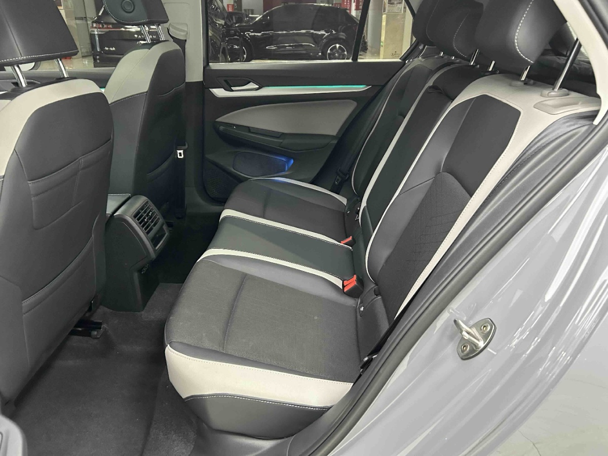 Volkswagen Golf 2023 car image #4