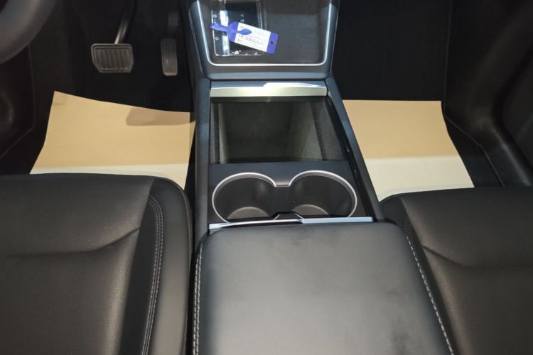 Tesla Model Y 2025 #14 Tesla Model Y 2025 car image #14