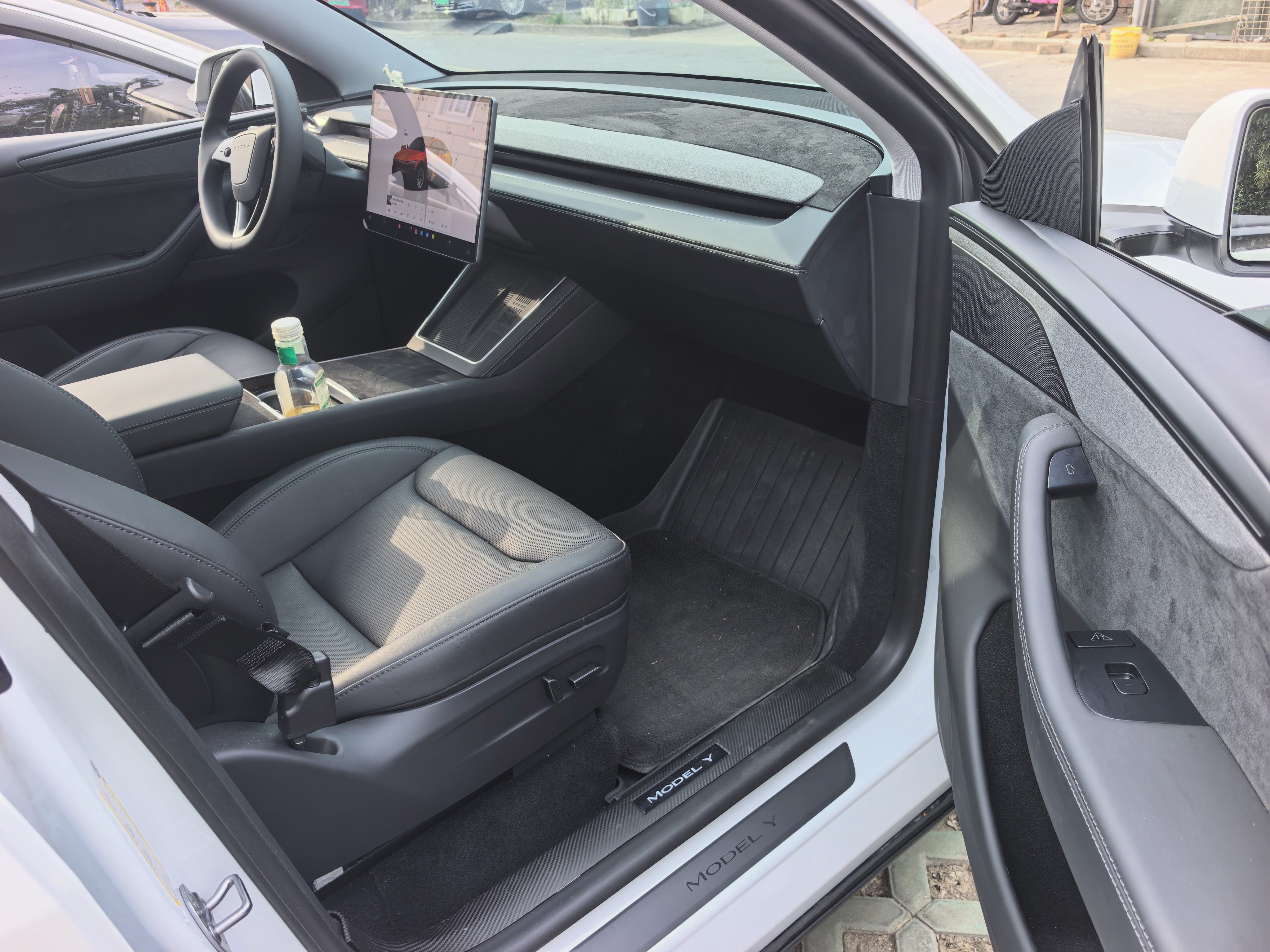 Tesla Model Y 2025 #3 Tesla Model Y 2025 car image #3