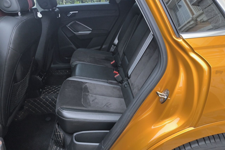 Audi Q3 2020 car image #10