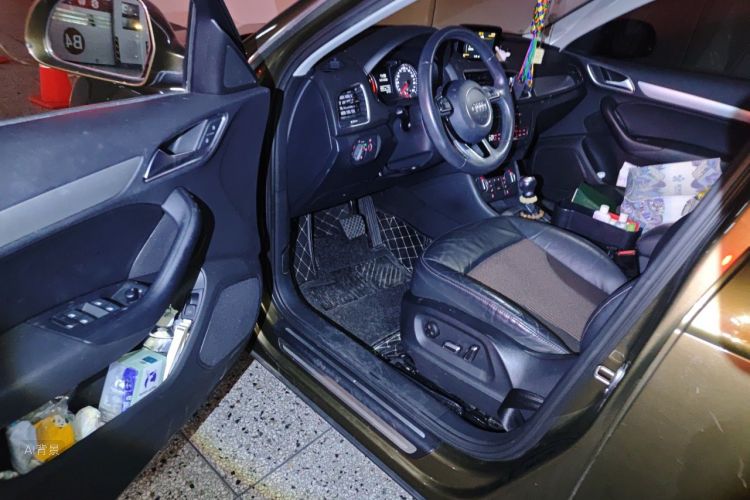 Audi Q3 2018 car image #18