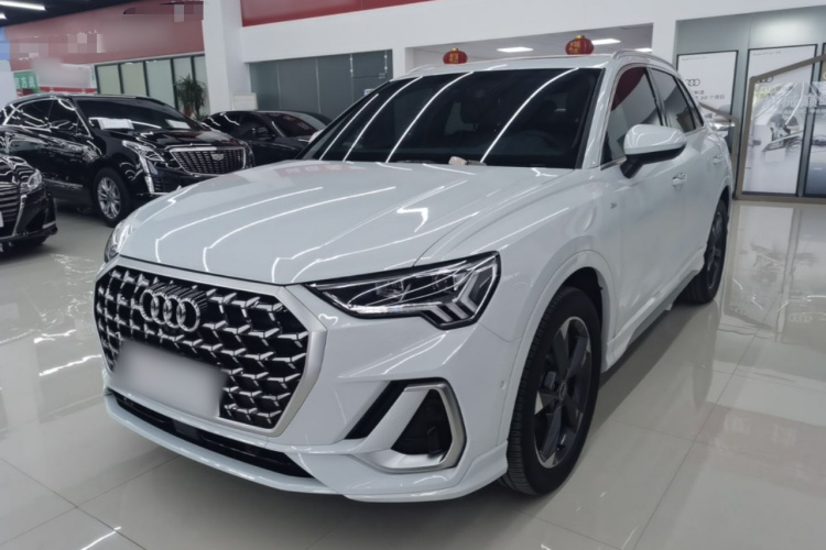 Audi Q3 2023 car image #2