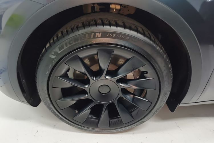 Tesla Model Y 2024 car image #9