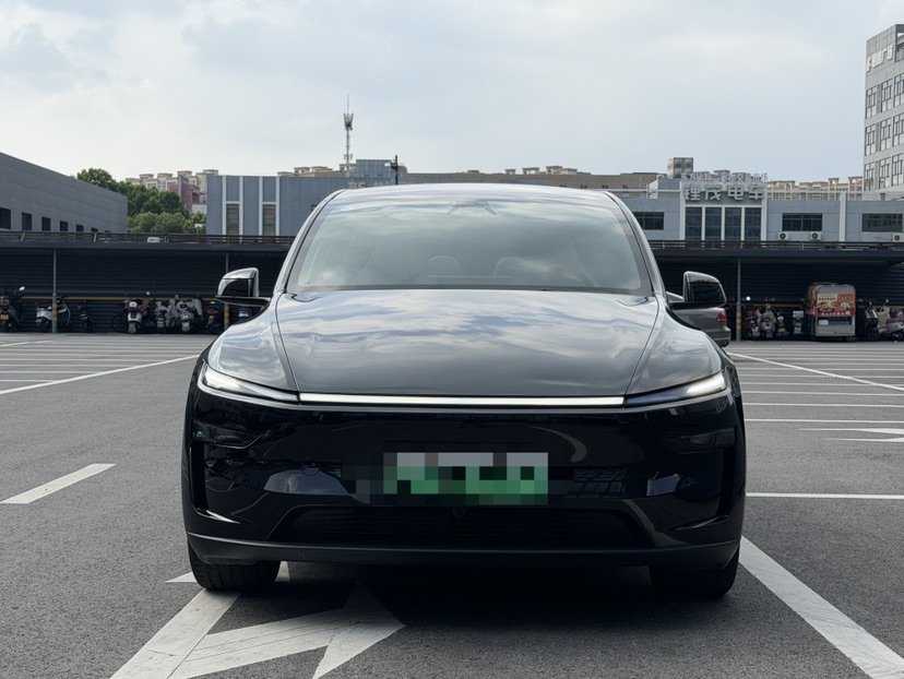 Tesla Model Y L 2026 #2 Tesla Model Y L 2026 car image #2