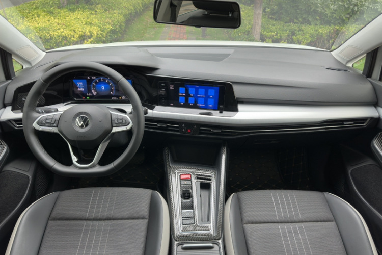 Volkswagen Golf 2025 car image #14