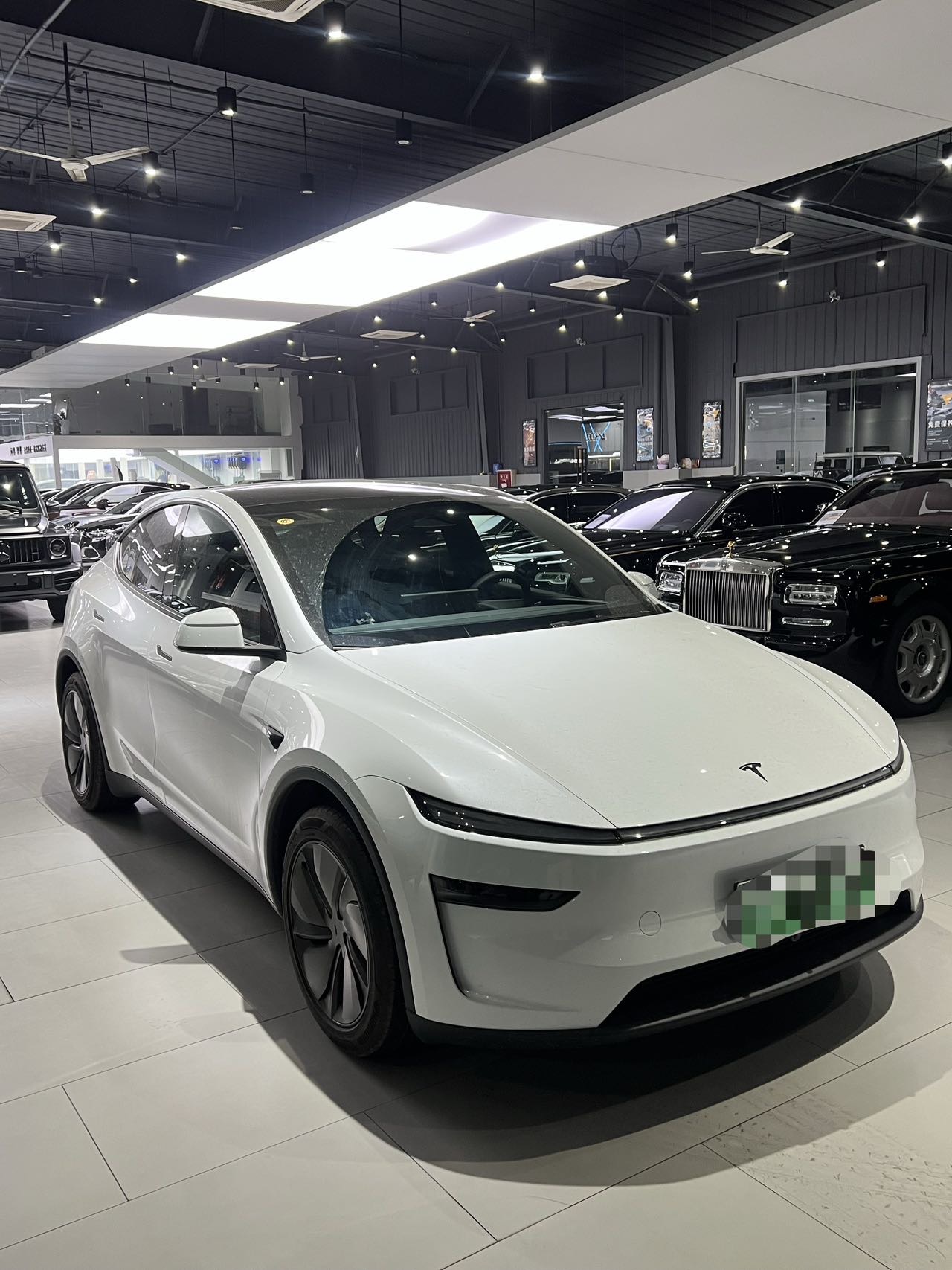 Tesla Model Y 2026 car image #2
