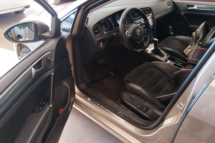 Volkswagen Golf 2018 car image #16