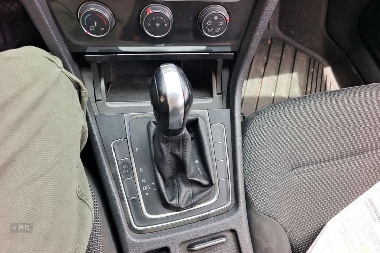 Volkswagen Golf 2018 car image #16