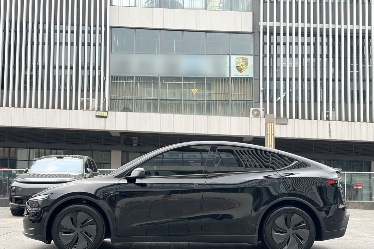 Tesla Model Y 2025 #6 Tesla Model Y 2025 car image #6
