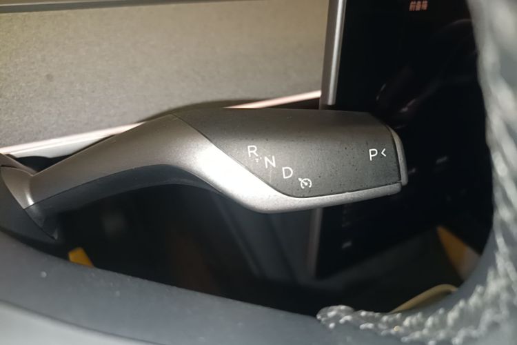 Tesla Model Y 2025 imagem de carro #14