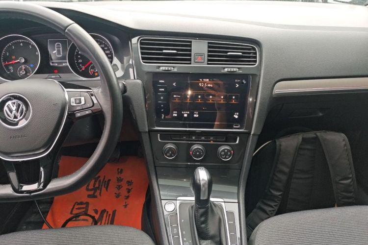 Volkswagen Golf 2020 car image #17