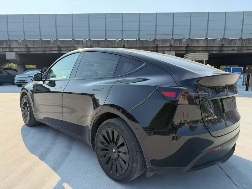 Tesla Model Y 2023 car image #5