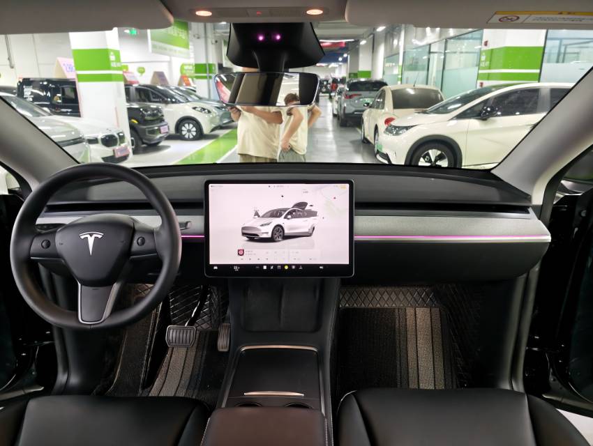 Tesla Model Y 2024 immagine di auto #9