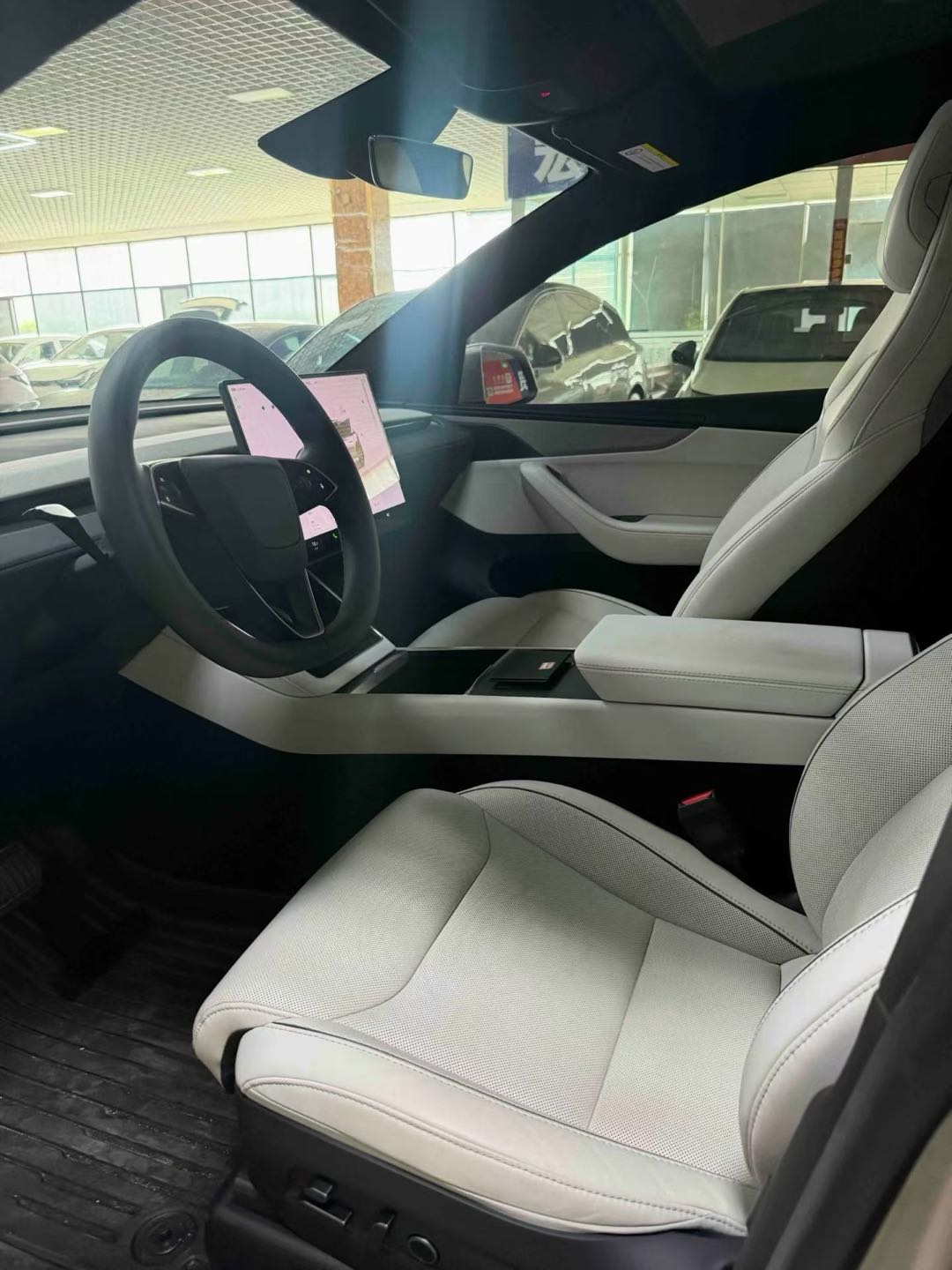 Tesla Model Y L 2025 #6 Tesla Model Y L 2025 car image #6