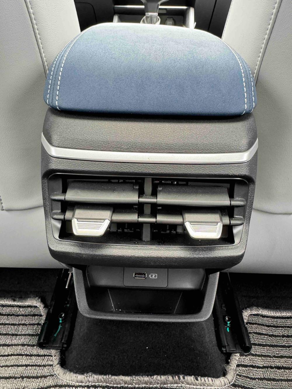 GEELY Emgrand 2022 car image #12