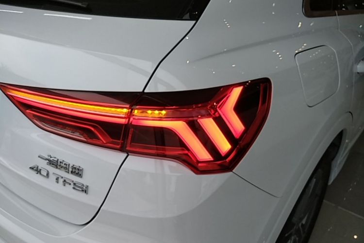 Audi Q3 2021 car image #8