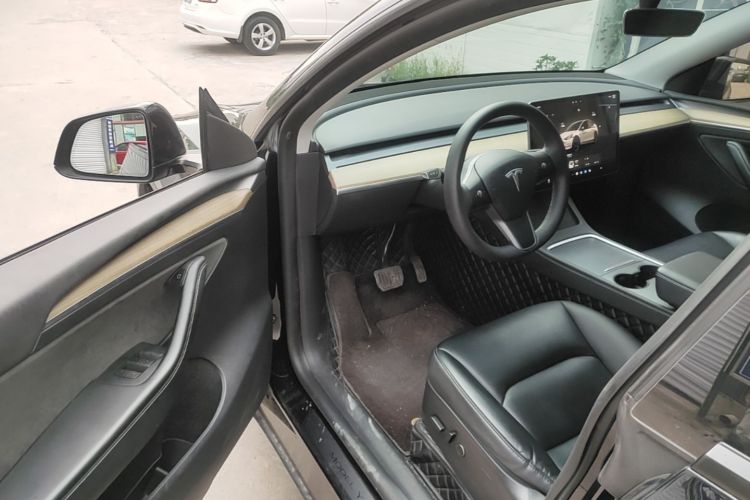 Tesla Model Y 2023 car image #16