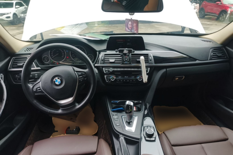 BMW 3 Series 2018 car image #10