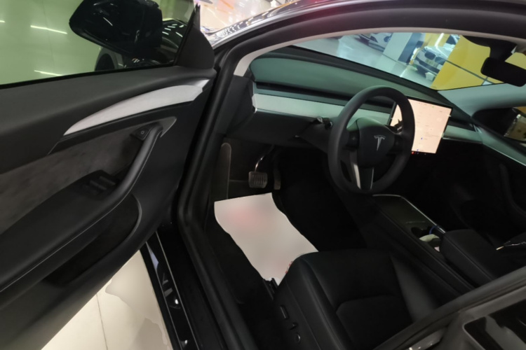 Tesla Model Y 2024 car image #16