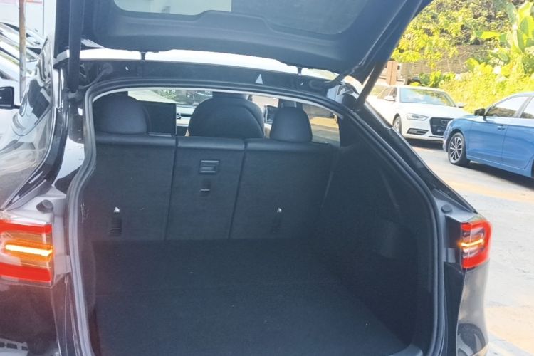 Tesla Model Y 2023 immagine di auto #19