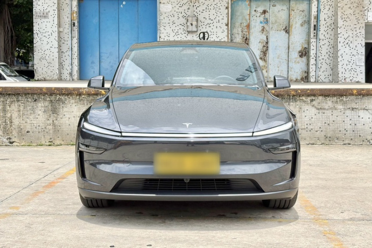 Tesla Model Y 2025 #8 Tesla Model Y 2025 car image #8