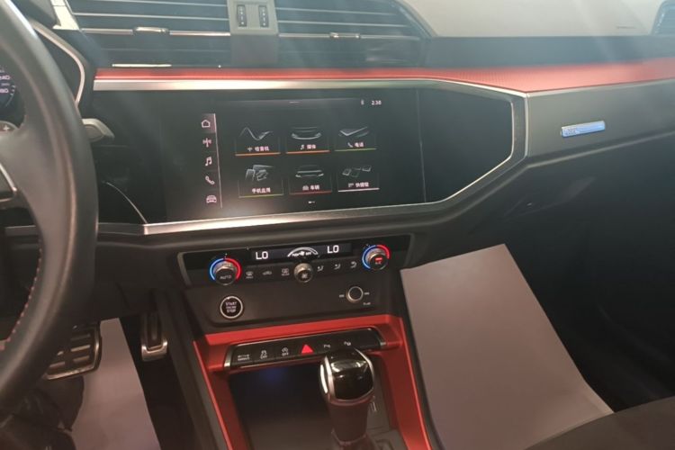 Audi Q3 2021 car image #13