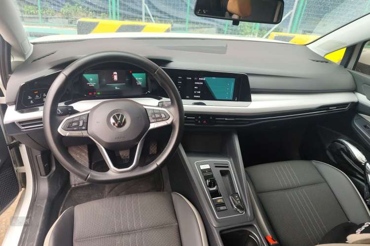 Volkswagen Golf 2021 car image #11