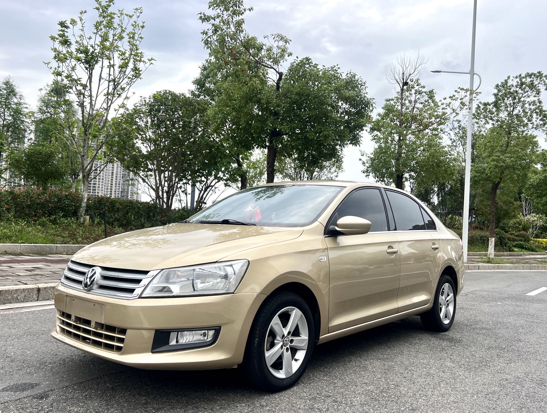 Volkswagen Santana 2013 car image 