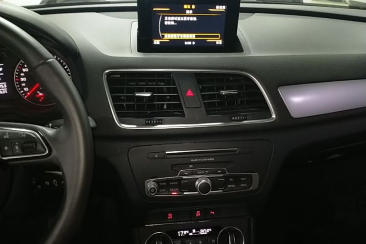 Audi Q3 2017 car image #17