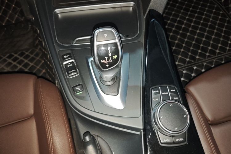 BMW 3 Series 2019 car image #18