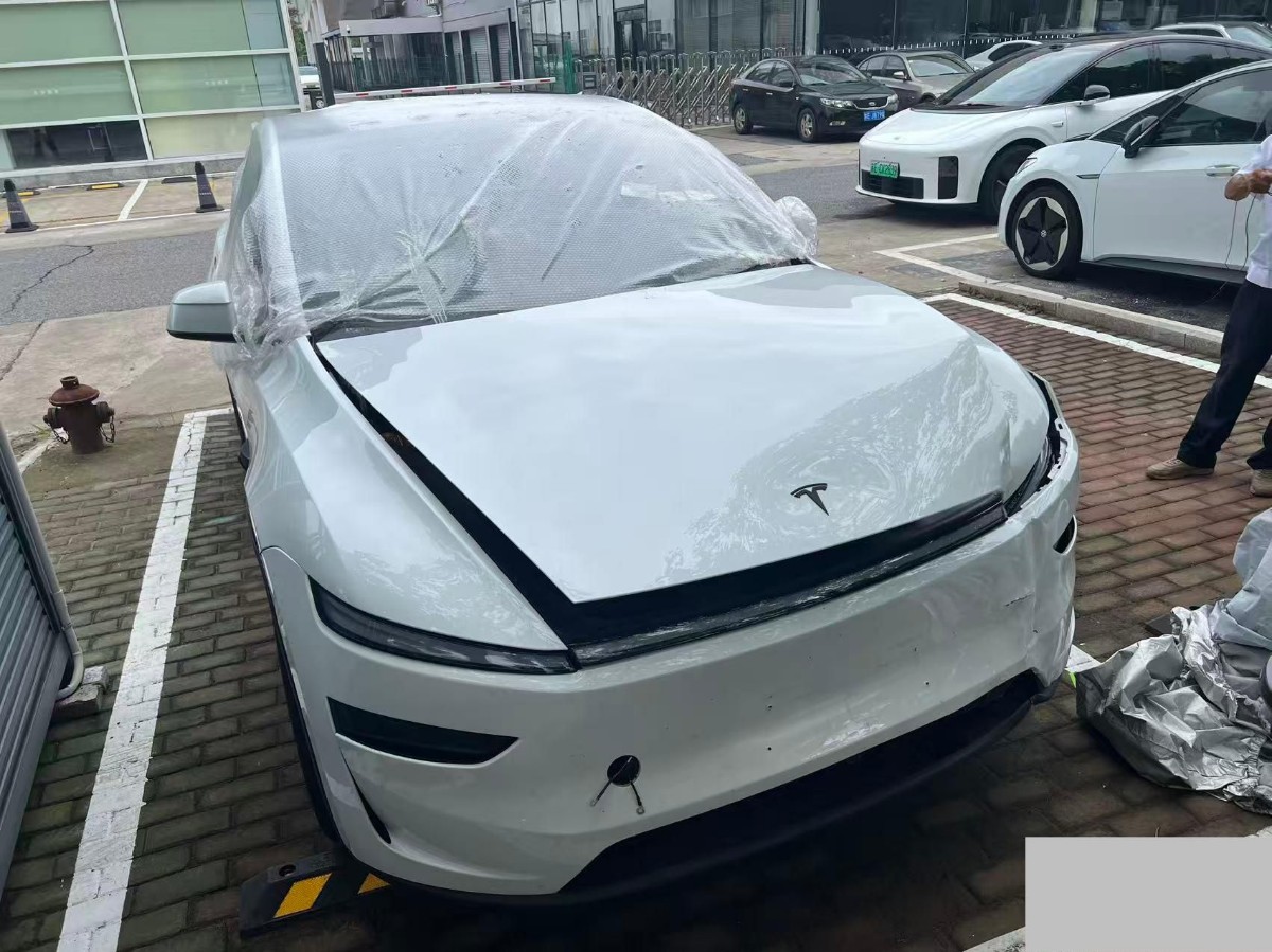 Tesla Model Y 2026 #4 Tesla Model Y 2026 car image #4
