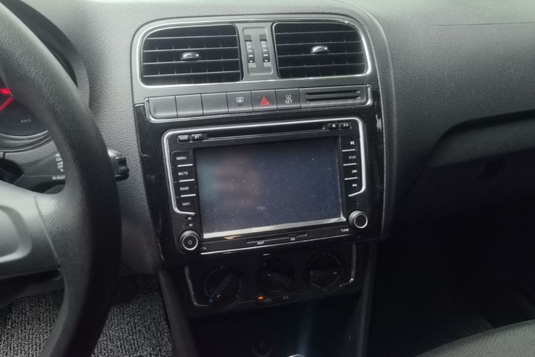 Volkswagen Polo 2016 car image #13