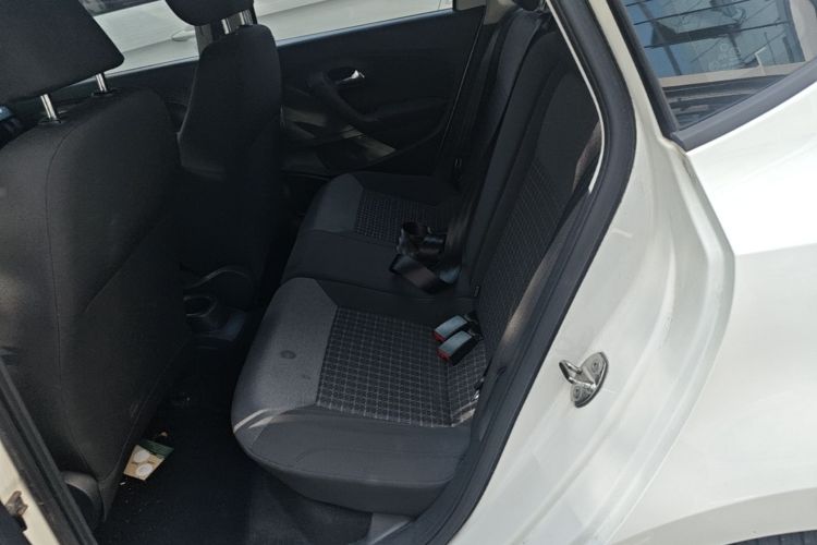Volkswagen Polo 2016 car image #17