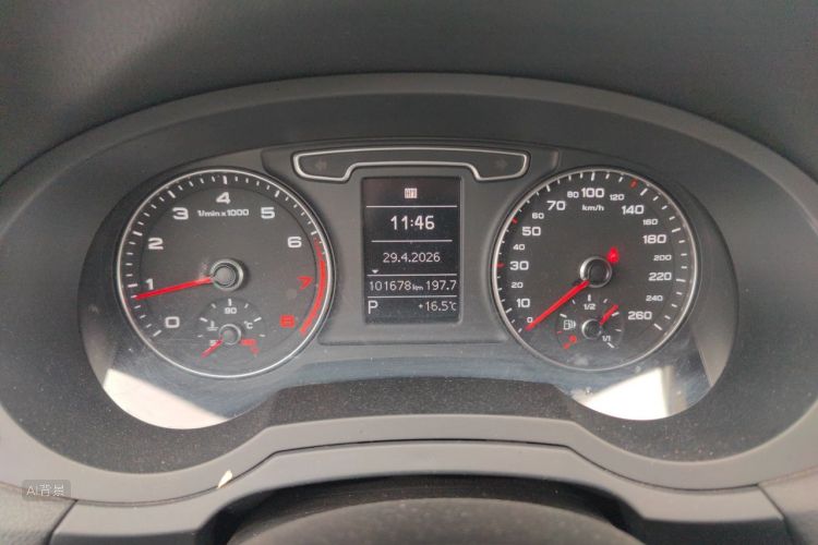 Audi Q3 2016 car image #13