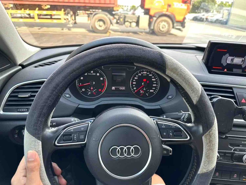 Audi Q3 2018 car image #4