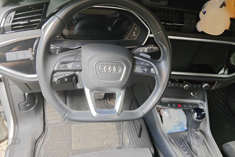 Audi Q3 2023 car image #12