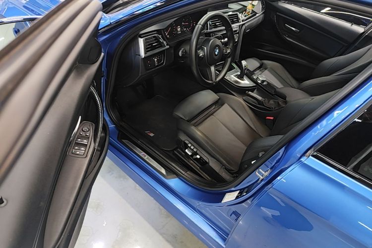 BMW 3 Series 2018 car image #16